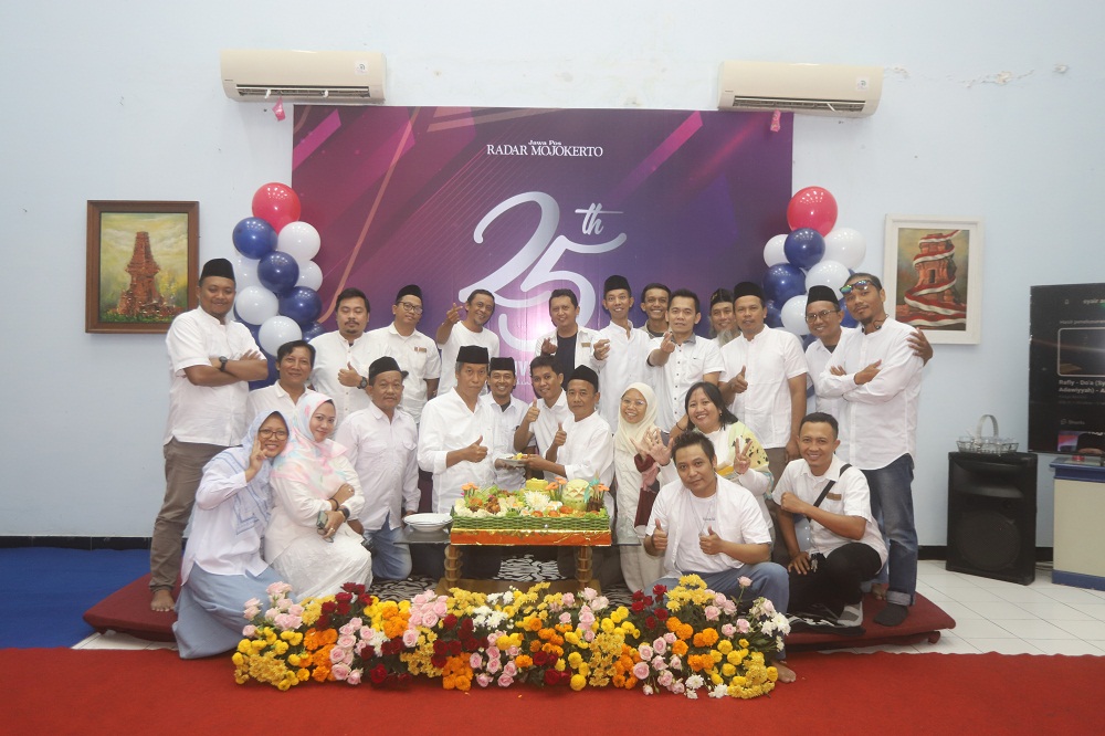 KOMPAK: Direktur Jawa Pos Radar Mojokerto M. Nur Kholis bersama seluruh karyawan dalam acara tasyakuran HUT ke-25 di aula kantor JPRM, kemarin (1/3).  