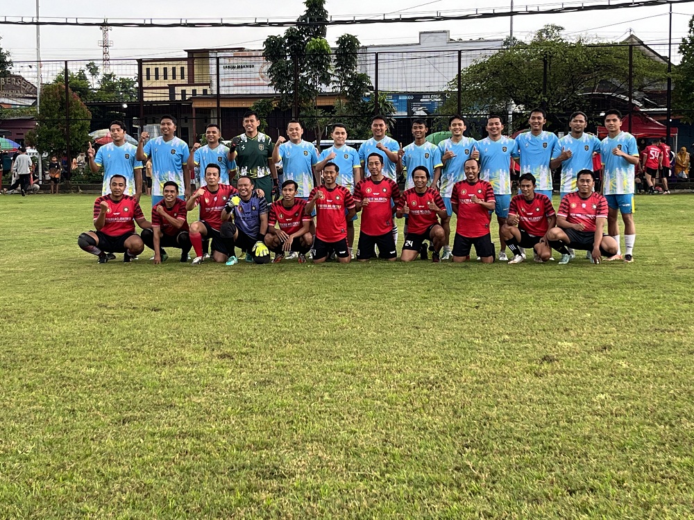 BERSAHABAT: Bupati Mojokerto Muhammad Albarraa bersama seluruh pemain berswafoto usai laga uji coba di Lapangan Desa Gayaman, Kecamatan Mojoanyar, Sabtu (28/2).  