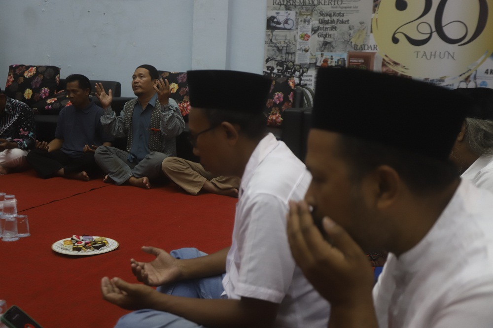 PENUH KEHANGATAN: Acara tasyakuran bersama karyawan hingga agen koran pada peringatan HUT ke-25 Jawa Pos Radar Mojokerto di aula JPRM, kemarin (1/3).  