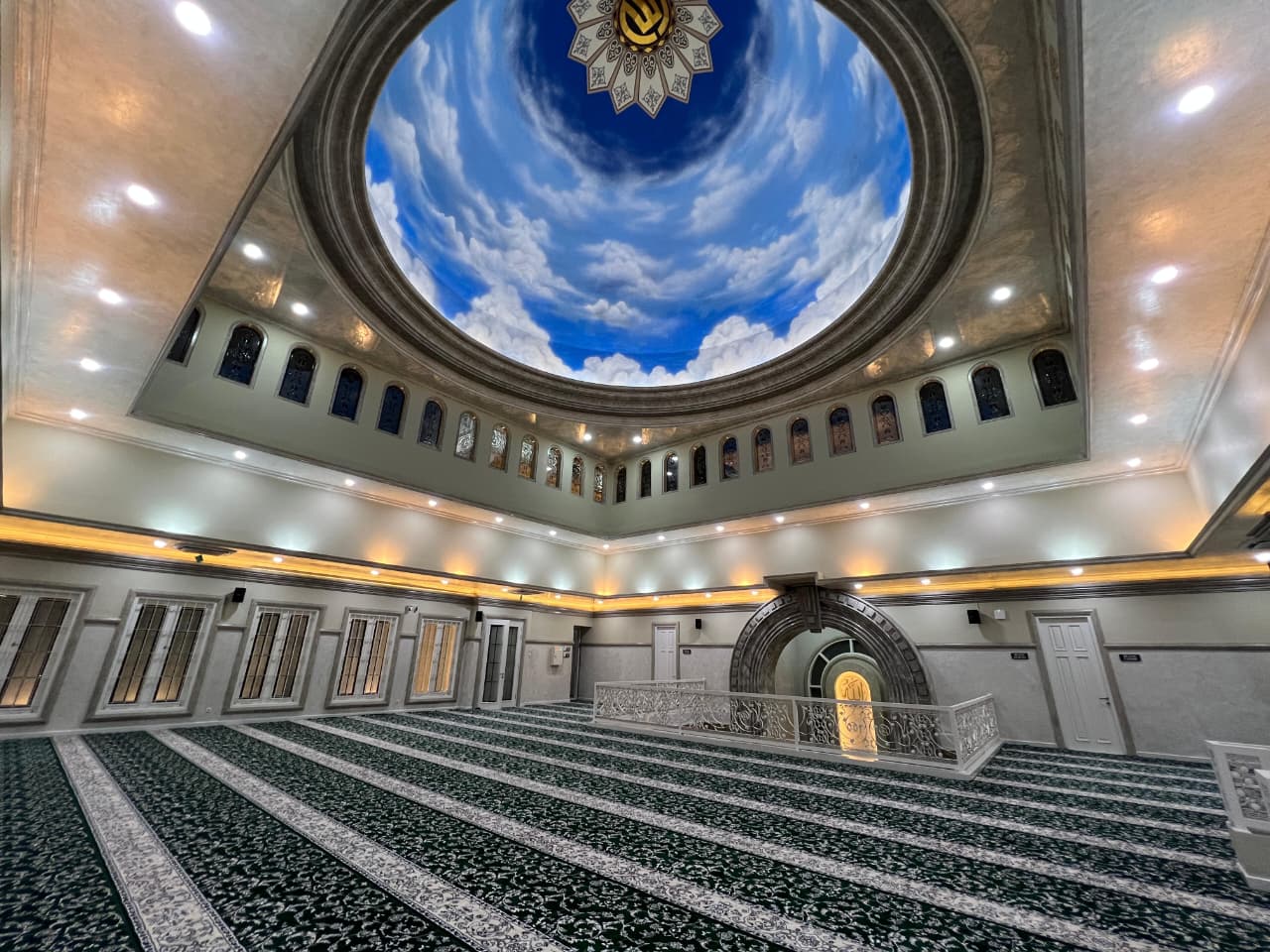 Masjid Jamik Al-Amiin di Desa Kedungsari, Kecamatan Kemlagi, menjadi ikon baru wilayah utara Sungai Brantas Kabupaten Mojokerto. 