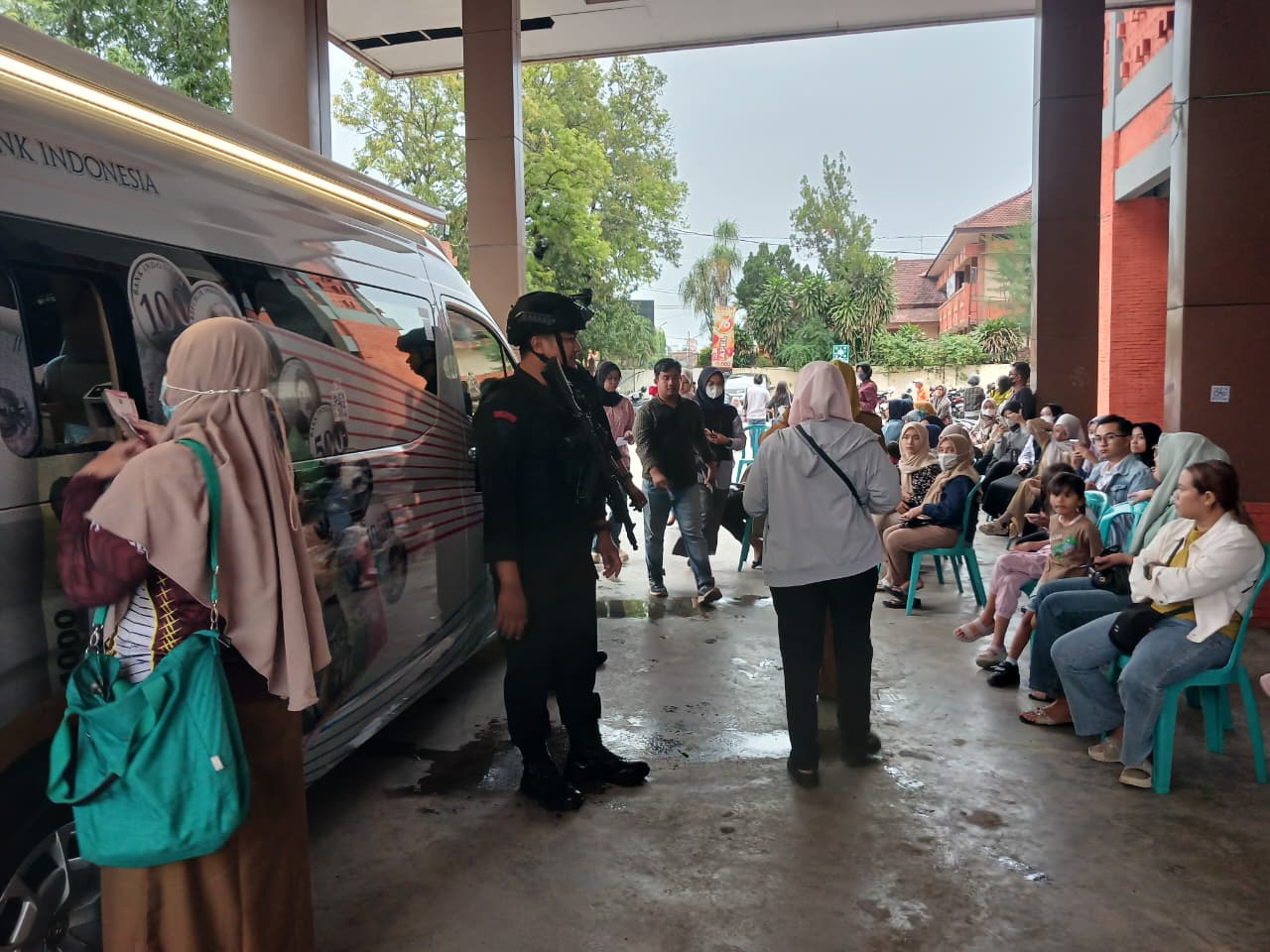 DISERBU: Antrean warga menukarkan uang pecahan baru dari Mobil Kas Keliling BI di GOR Seni Mojopahit, Jalan Gajah Mada, Kota Mojokerto, kemarin (2/3).  