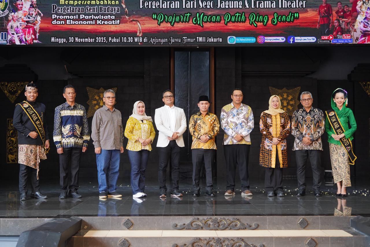 BERBUDAYA: Bupati Muhammad Albarraa didampingi Wabup dr. M. Rizal Octavian dan OPD terkait turut hadir bersama kalangan legislatif dalam pagelaran seni di TMII.
