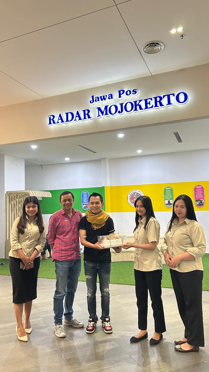 Marcomm Sunrise Hotel Mojokerto Ayu Syafira R bersama staf, memberikan surprise kue ulang tahun kepada Jawa Pos Radar Mojokerto (JPRM), kemarin