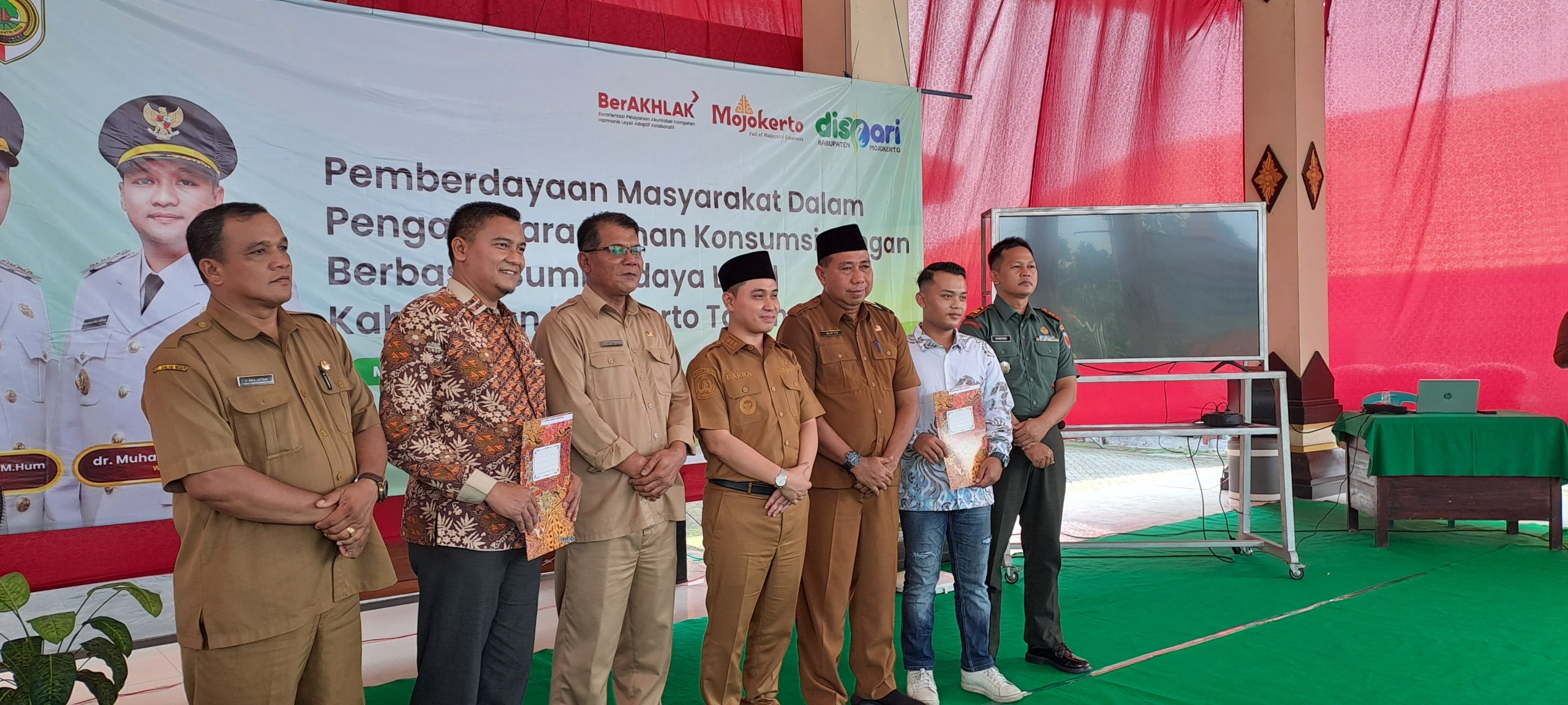 BERBASIS LOKAL: Bupati Mojokerto Muhammad Albarraa membuka kegiatan pemberdayaan masyarakat dalam penganekaragaman konsumsi pangan yang diikuti KWT se-Kabupaten Mojokerto. 