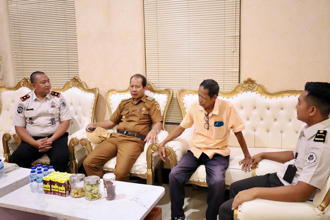 KOLABORASI: Kalapas Mojokerto Rudi Kristiawan dan Kades Mlirip Purwanto berkoordinasi terkait rencana pembangunan sumur bor untuk menunjang kebutuhan air bersih bagi masyarakat, Senin (2/3).  