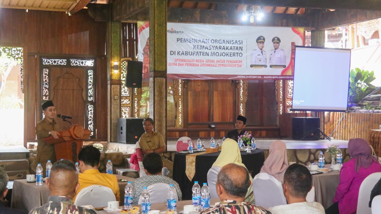 SINERGITAS: Bupati Mojokerto Muhammad Albarraa memberikan arahan dalam pembinaan organisasi masyarakat untuk memperkuat sinergitas dengan pemerintah daerah.