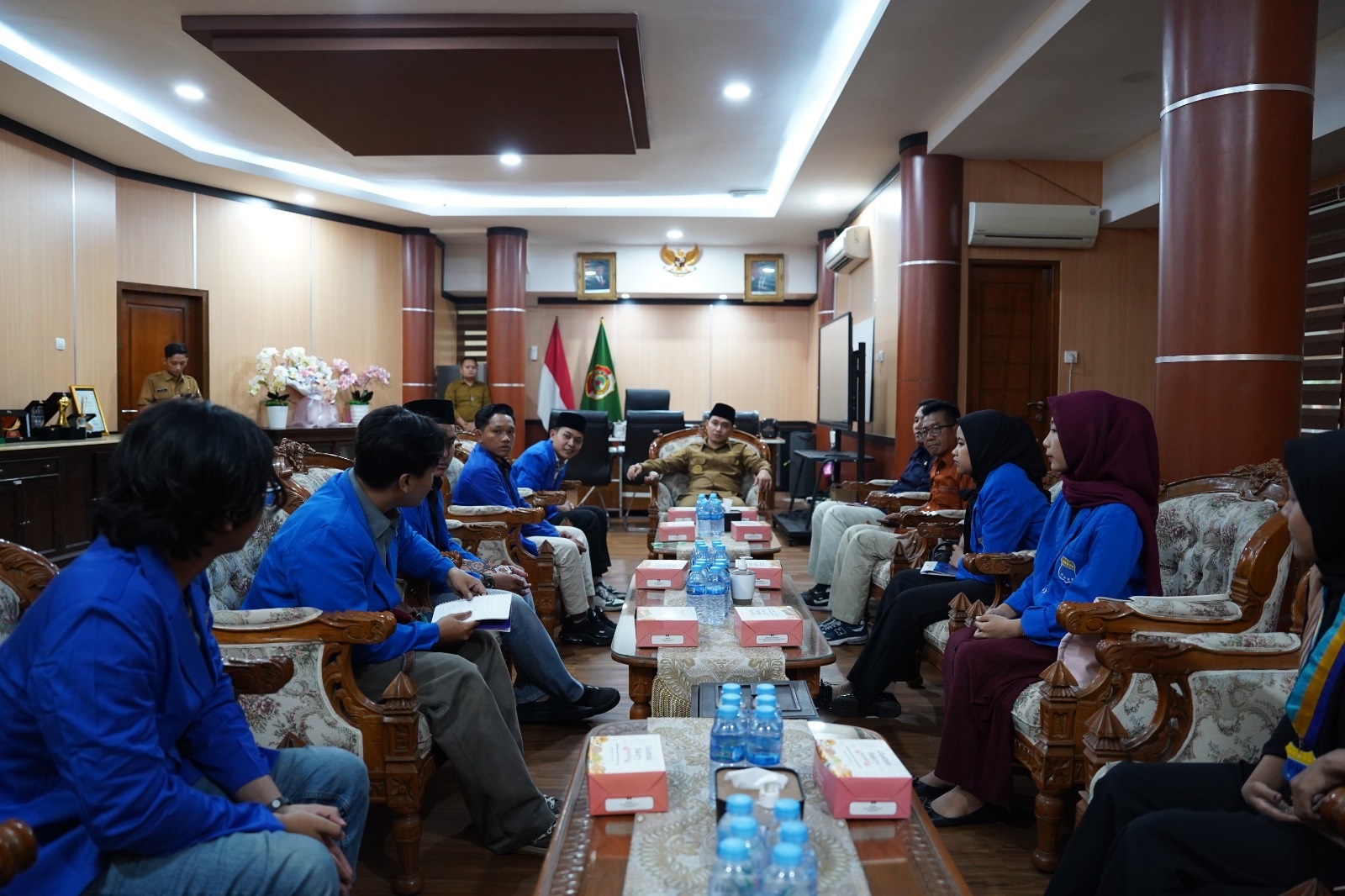 AUDIENSI: Bupati Mojokerto Muhammad Albarraa didampingi Kepala Bakesbangpol Eddy Taufiq melakukan audiensi dengan elemen mahasiswa yang tergabung dalam PMII Mojokerto.