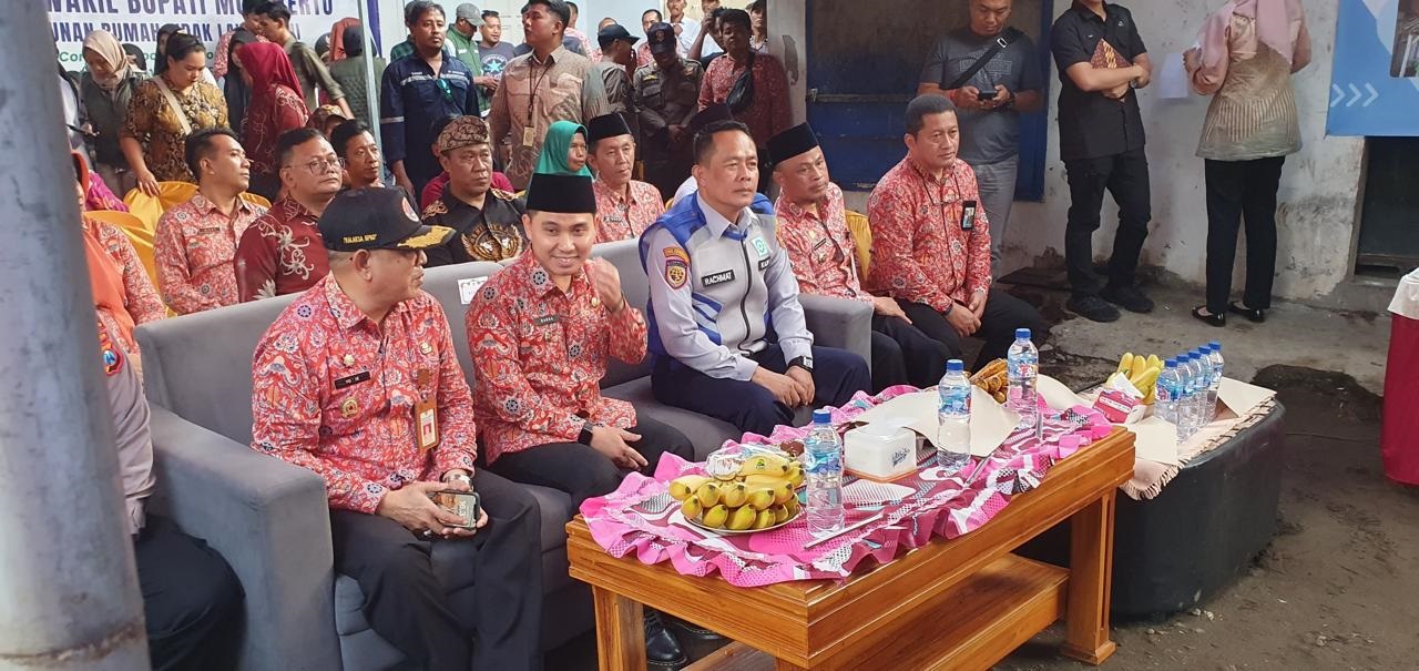 LAYAK HUNI: Bupati Mojokerto Muhammad Albarraa saat merealisasikan program 100 hari kerjanya dalam program rehabilitasi rumah tidak layak huni di Kecamatan Dlanggu.  