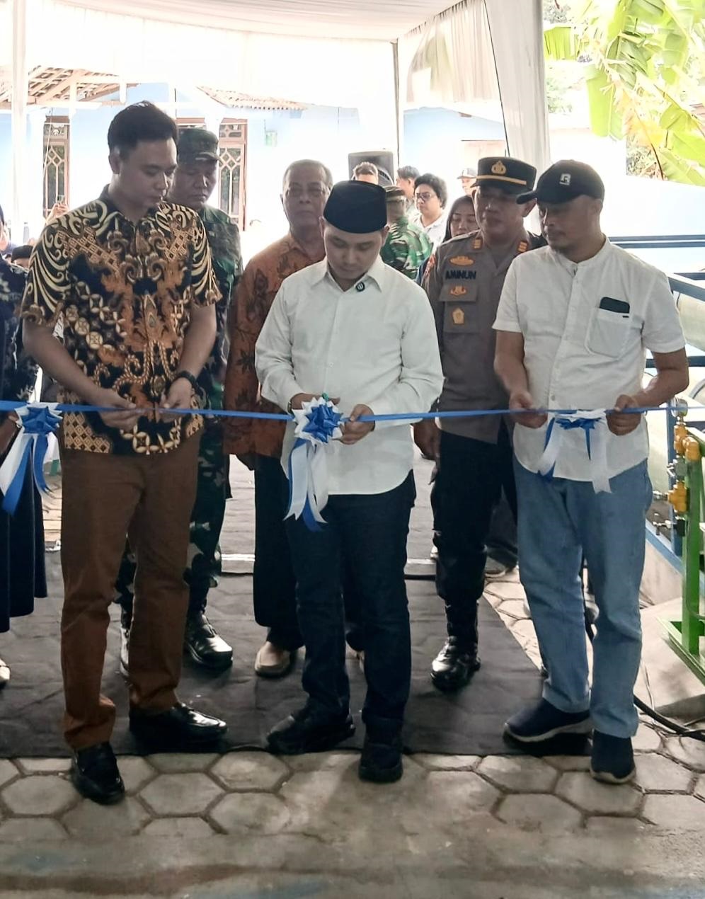 TANCAP GAS: Bupati Mojokerto Muhammad Albarraa bersama Camat Dlanggu Akhmad Samsul Bakri memotong pita peresmian dalam salah satu kegiatan.  