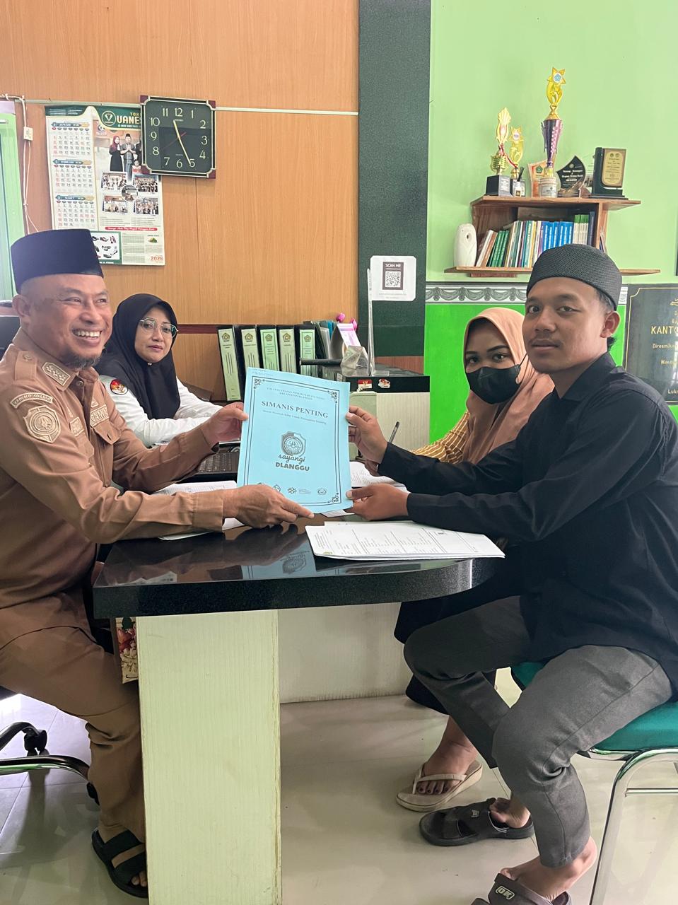 KIAN OPTIMAL: Camat Dlanggu Akhmad Samsul Bakri memberikan pembinaan bagi pasangan yang mau menikah dengan inovasi Simanis Penting, program terpadu Kecamatan, KUA, puskesmas, dan PLKB.  