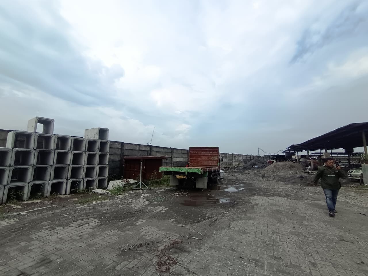 DIDALAMI: Tempat kejadian perkara pencurian truk crane di area pabrik beton precast di Desa Lengkong, Kecamatan Mojoanyar, Kabupaten Mojokerto.  