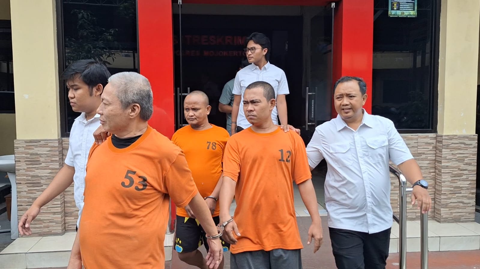DIRINGKUS: Tiga pelaku perampasan mobil yang mengaku sebagai collector digelandang petugas Satreskrim Polres Mojokerto untuk dilakukan pemeriksaan, Senin (2/3).  