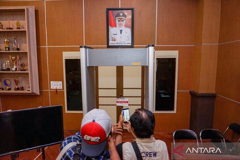 Wartawan memotret pintu ruangan Bupati Pekalongan yang telah disegel oleh KPK di Kantor Pemda Kabupaten Pekalongan, Jawa Tengah, Selasa (3/3/2026). Penyegelan ruang tersebut terkait operasi tangkap ta