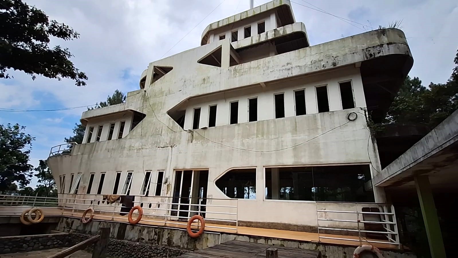 UNIK: Masjid Ar Rahman di Desa Kembangbelor, Kecamatan Pacet, memiliki bentuk unik yang menyerupai kapal pesiar sedang bersandar di lereng Gunung Welirang.  
