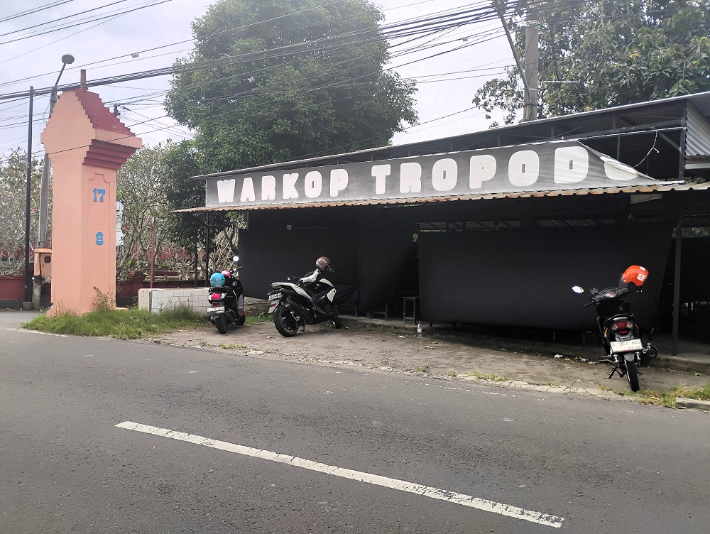 TOLERANSI: Salah satu warung di Kelurahan Meri, Kota Mojokerto, dipasangi tirai selama beroperasi siang hari di bulan puasa.  &nbsp;