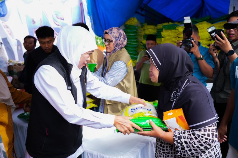 Gubernur Jawa Timur Khofifah Indar Parawansa memberikan beras kemasan saat kegiatan pasar murah di Kediri, Jawa Timur. ANTARA/HO-Pemprov Jatim