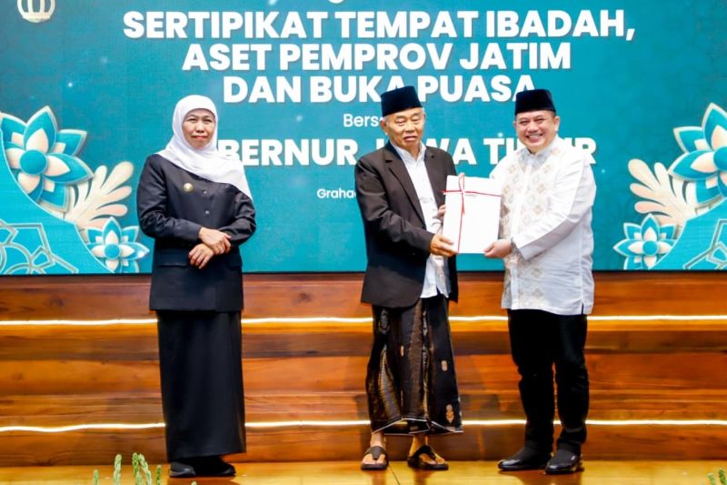 Gubernur Jatim Khofifah Indar Parawansa menyaksikan penyerahan sertifikat untuk untuk Pondok Pesantren Amanatul Ummah. ANTARA/HO-Biro Adpim Pemprov Jatim