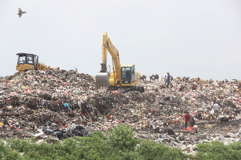 GUNUNGAN SAMPAH: Begini kondisi TPA Randegan Kota Mojokerto yang dipenuhi gunungan sampah tengah diaduk alat berat, Rabu (4/3).