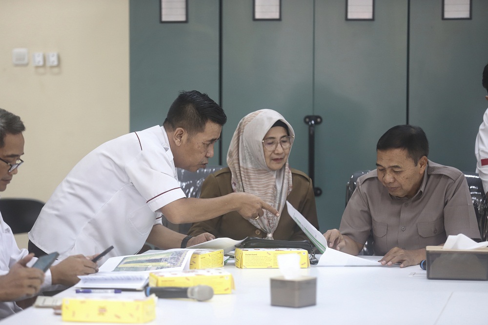 DIKONFRONTIR: Kepala DLH Kota Mojokerto Ikromul Yasak menyampaikan penjelasan kepada Waket DPRD Hadi Prayitno dan Ketua Komisi I Eny Rahmawati.