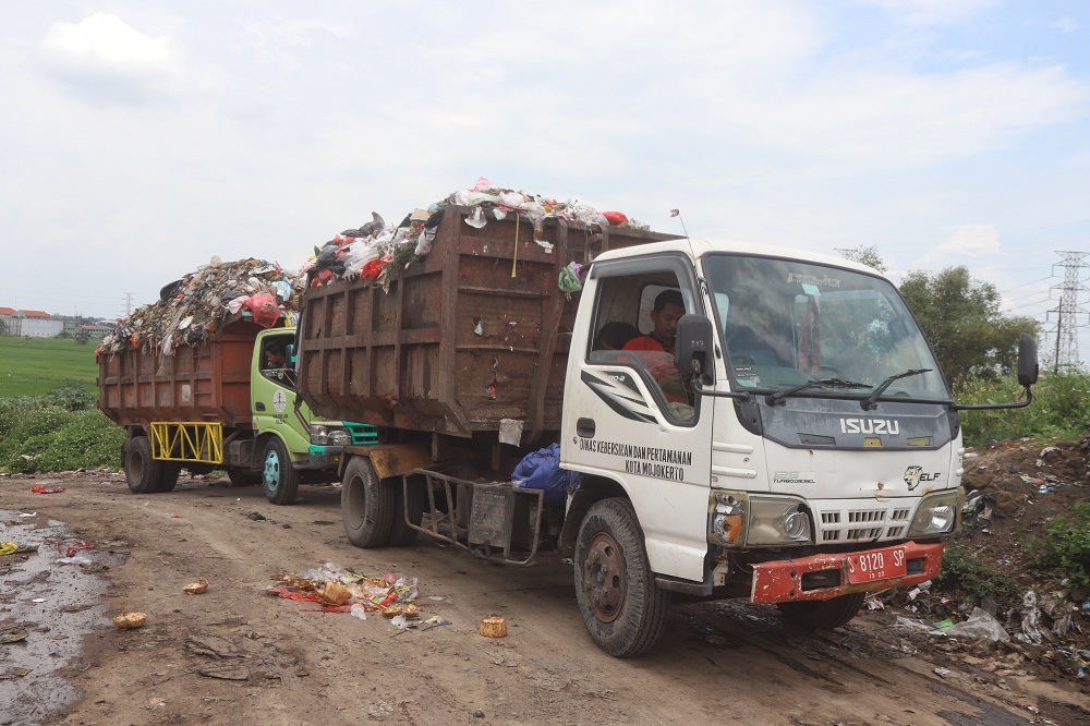 REYOT: Kondisi truk pengankut sampah milik DLH Kota Mojokerto mengantri memasuki TPA Randegan, Rabu (4/3).