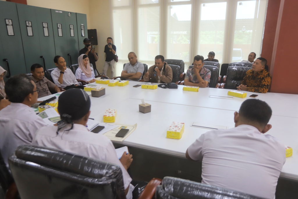 HEARING: Sejumlah warga lingkungan TPA Randegan ketika hearing di DPRD Kota Mojokerto, Rabu (4/3).