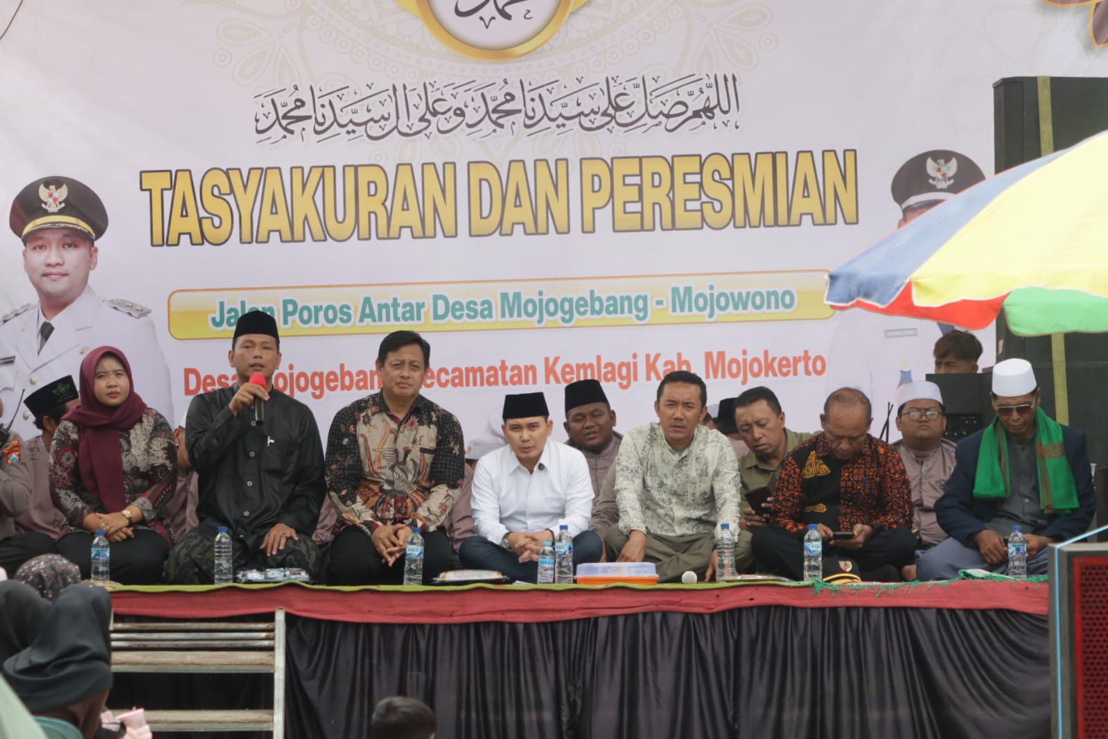 ASAS MANFAAT: Plt Camat Kemlagi Nicky Socrates mendampingi Bupati Mojokerto Muhammad Albarraa dalam peresmian ruas jalan Desa Mojowono-Desa Mojogebang, Kecamatan Kemlagi.