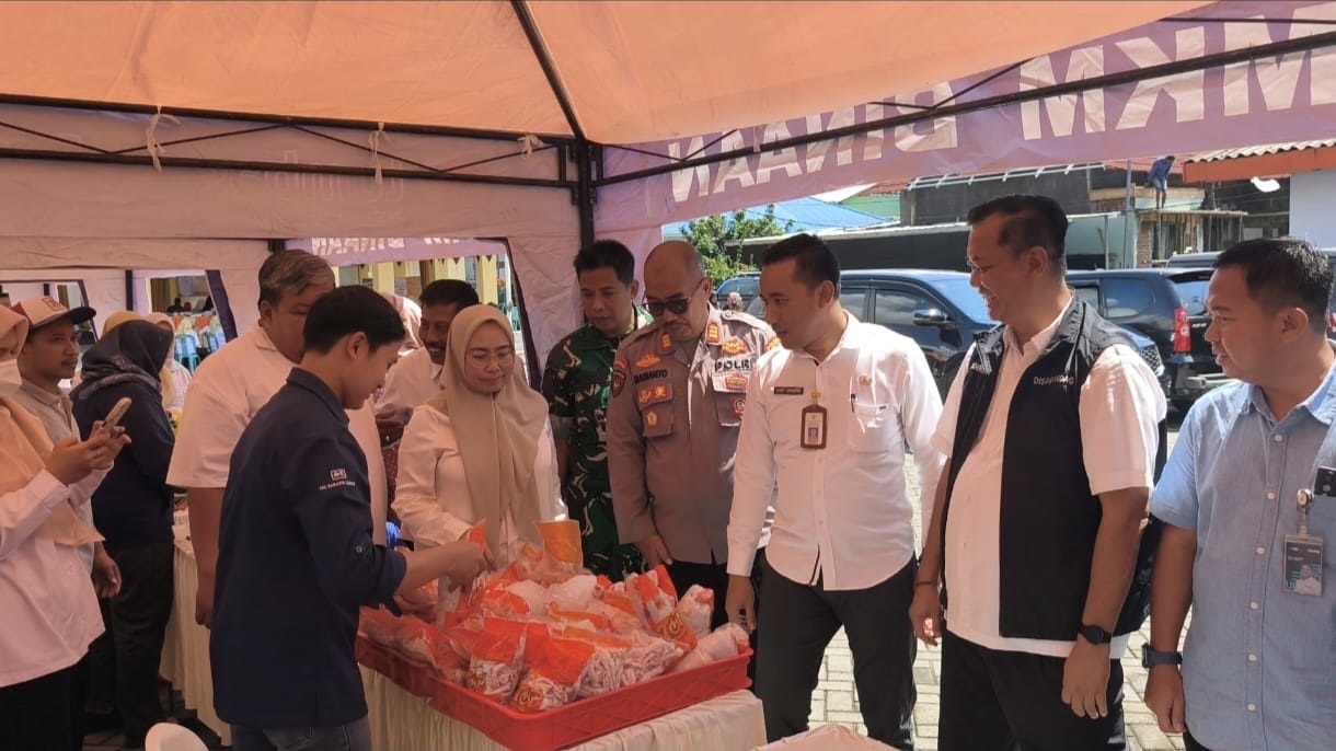 PASAR MURAH: Plt Camat Kemlagi Nicky Socrates berkolaborasi dengan disperindag, Bulog, dan stakeholder terkait dalam program stabilitas harga di Pendapa Kecamatan Kemlagi, Februari lalu.
