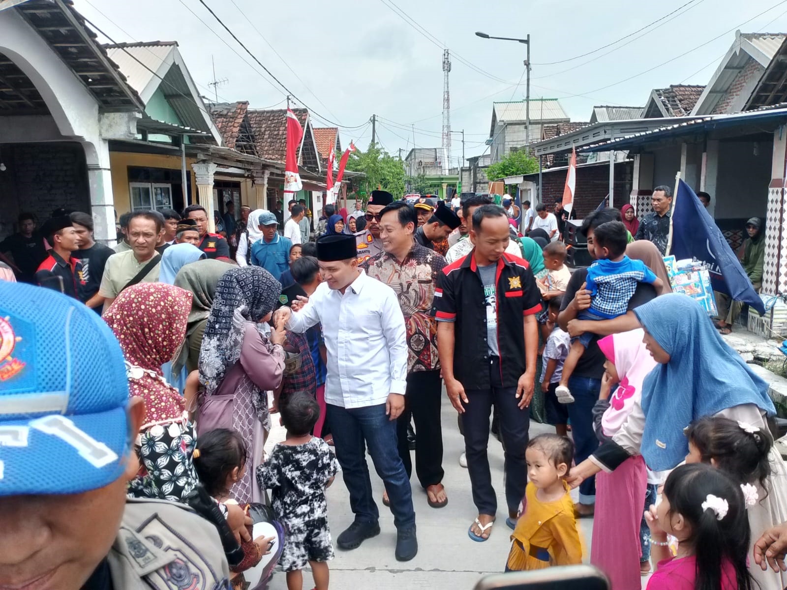 SEMRINGAH: Warga mengungkapkan rasa syukur dan gembira setelah ruas jalan poros Dusun Kelompok di Desa Mojogebang semakin lebar dan mulus.
