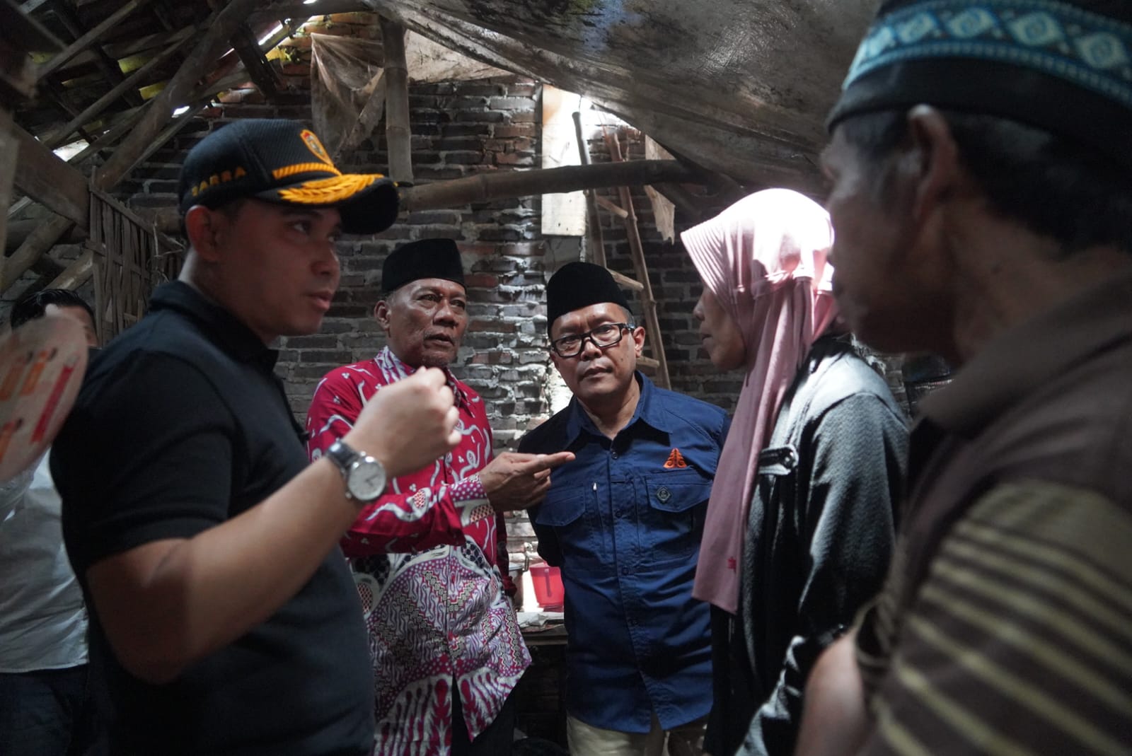 KOMITMEN: Bupati Mojokerto Muhammad Albarraa didampingi Kepala DPRKP2 Kabupaten Mojokerto Bambang Purwanto menyalurkan bantuan program penanganan RTLH ke salah satu penerima manfaat.