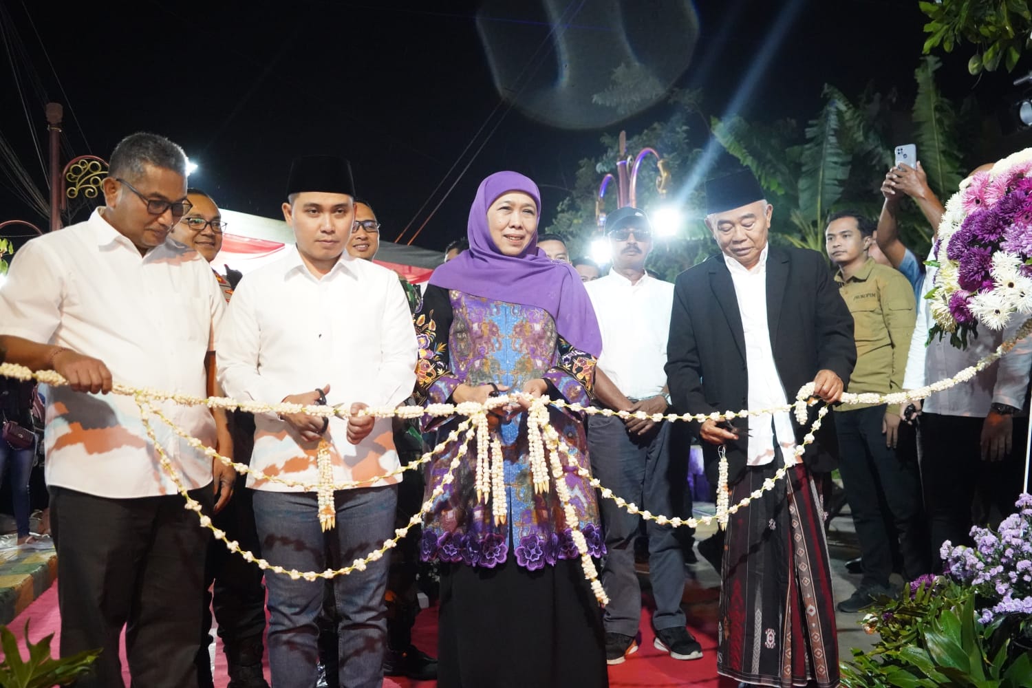 TERINTEGRASI: Gubernur Jatim Khofifah Indar Parawansa bersama Bupati Mojokerto Muhammad Albarraa dan jajaran forkopimda meresmikan program penanganan permukiman kumuh skala kawasan terpadu dan terinte