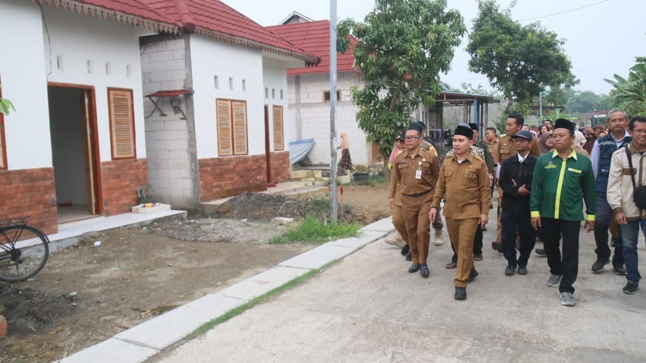 PRIORITAS: Plt Camat Kemlagi Nicky Socrates mendampingi Bupati Mojokerto Muhammad Albarraa memantau progres pembangunan program PPKT di Desa Mojopilang.