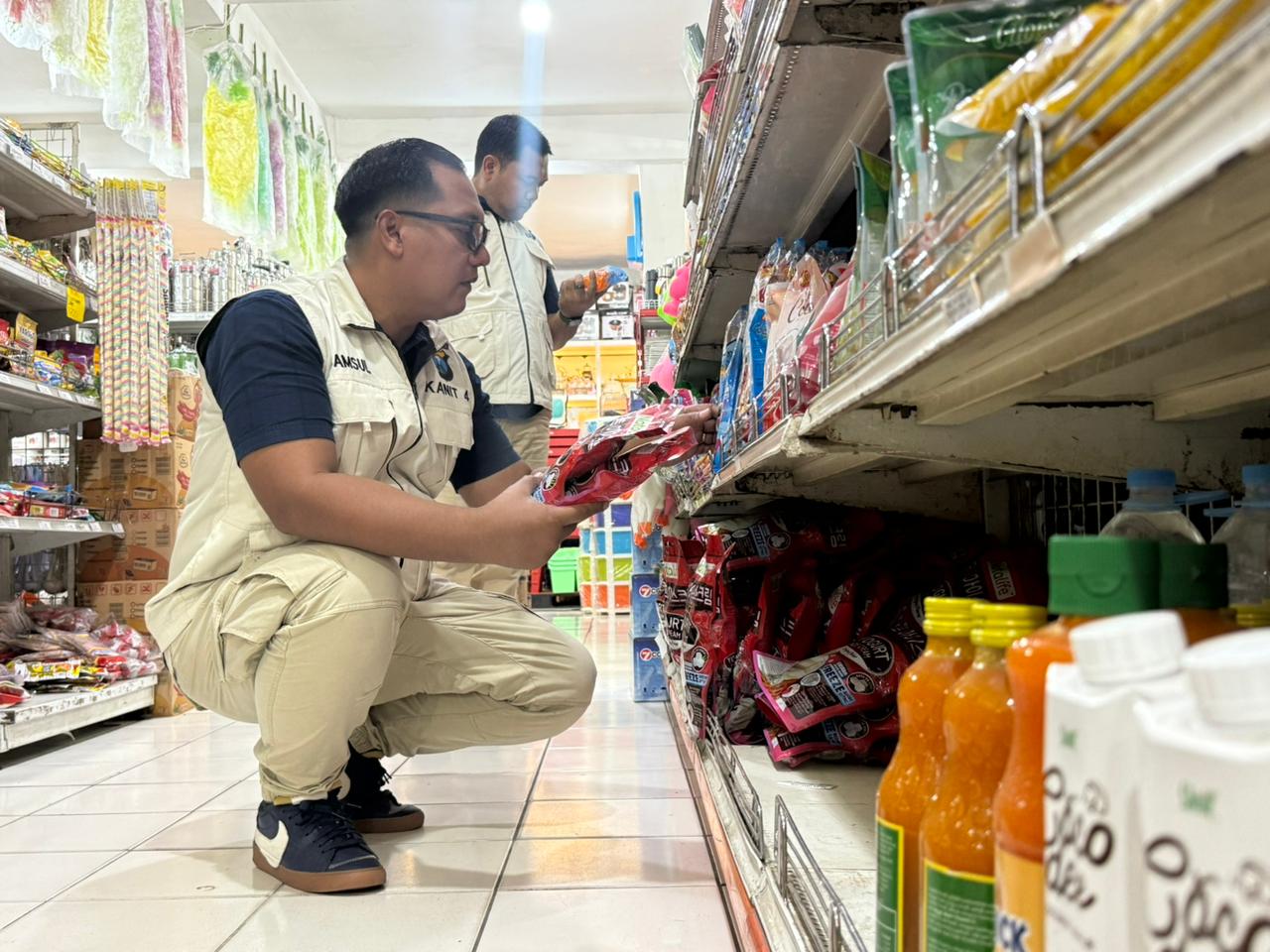 INSPEKSI: Tim Satgas Pangan Polres Mojokerto Kota saat melakukan sidak di toko modern, Rabu (4/3).  