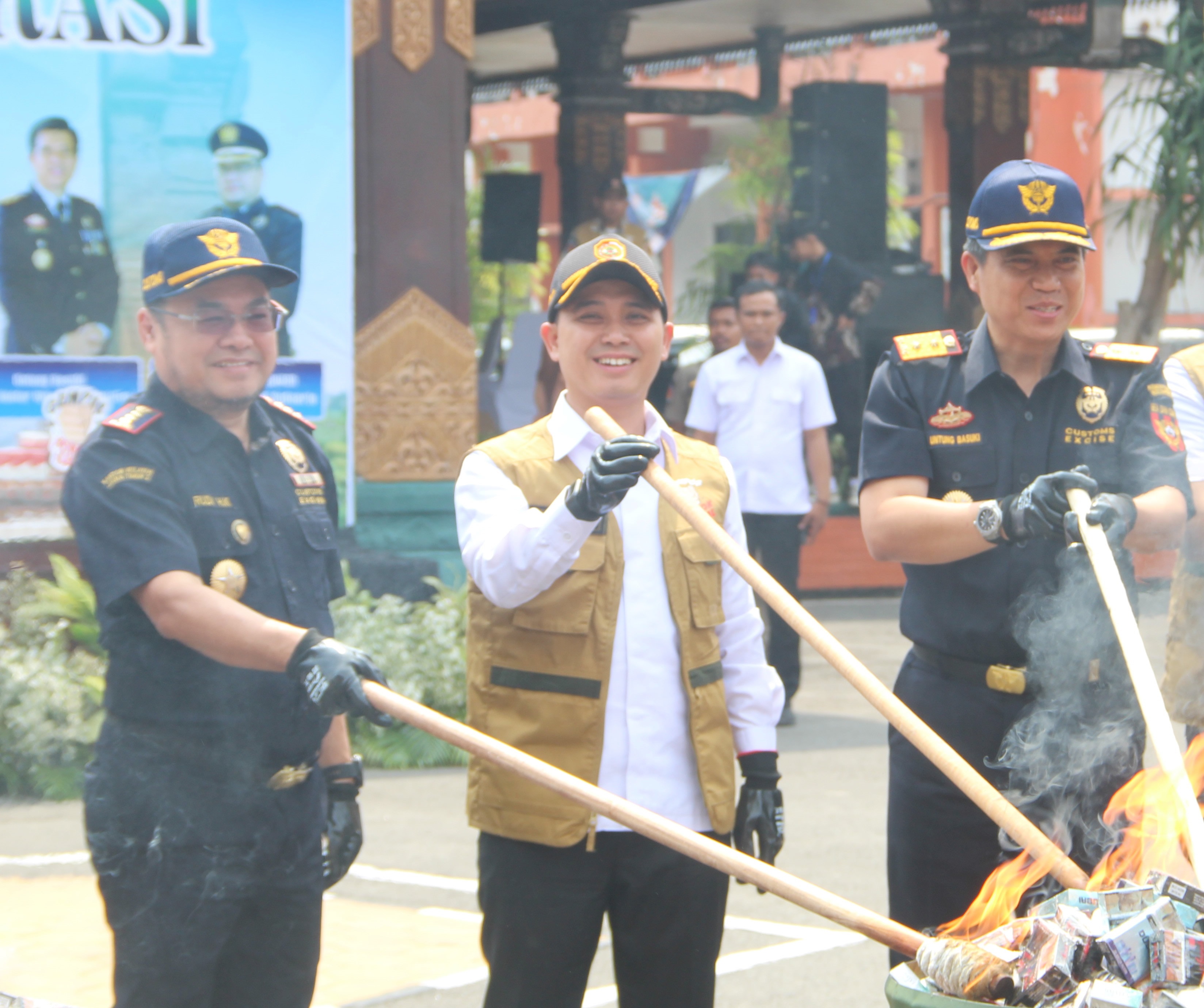 GEMPUR ROKOK ILEGAL: Bupati Mojokerto Muhammad Albarraa turut memusnahkan barang bukti rokok ilegal di halaman Pemkab Mojokerto.