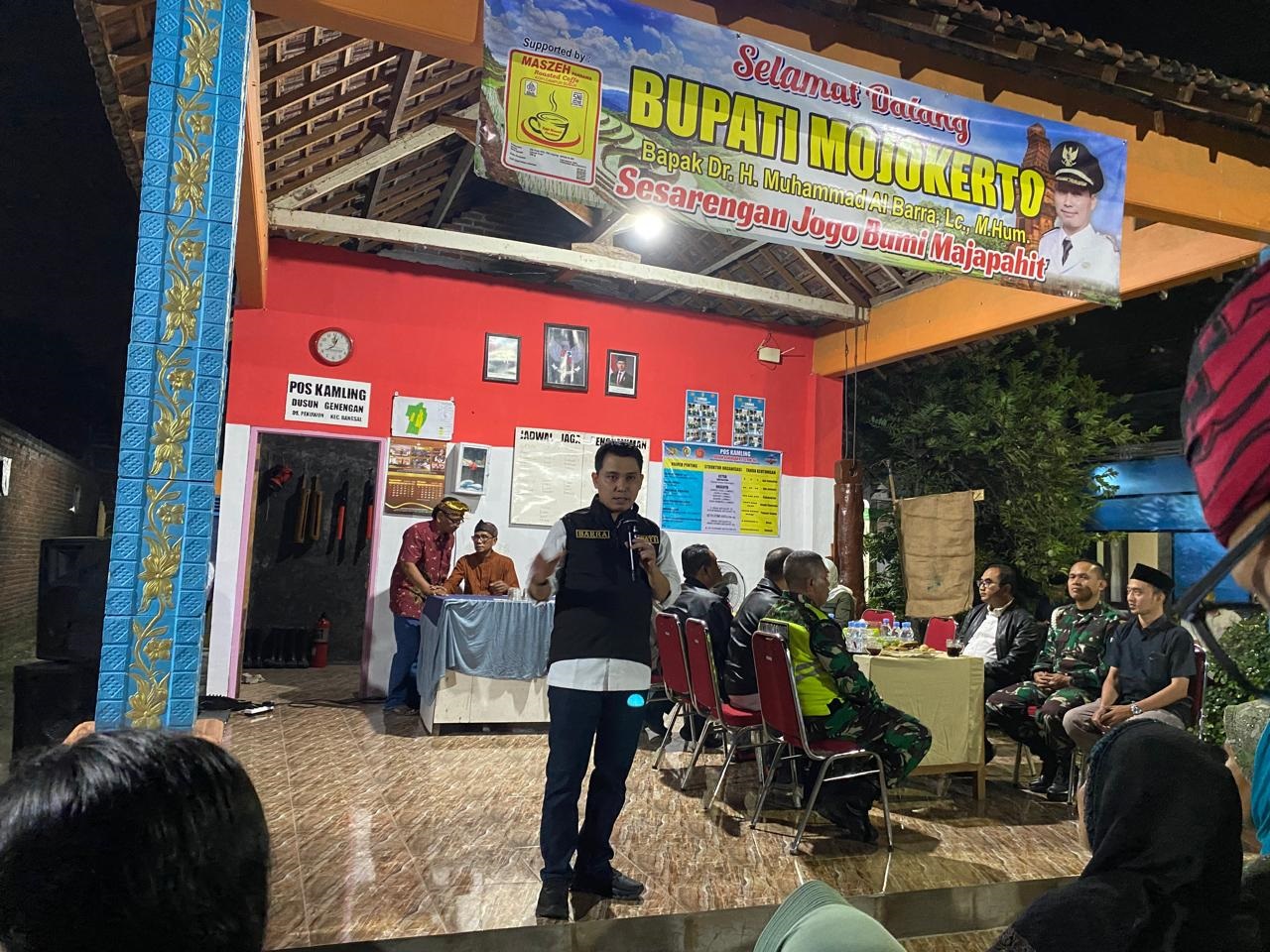 SISKAMLING: Bupati Mojokerto Muhammad Albarraa bersama forkopimda cipta kondisi di salah satu poskamling.