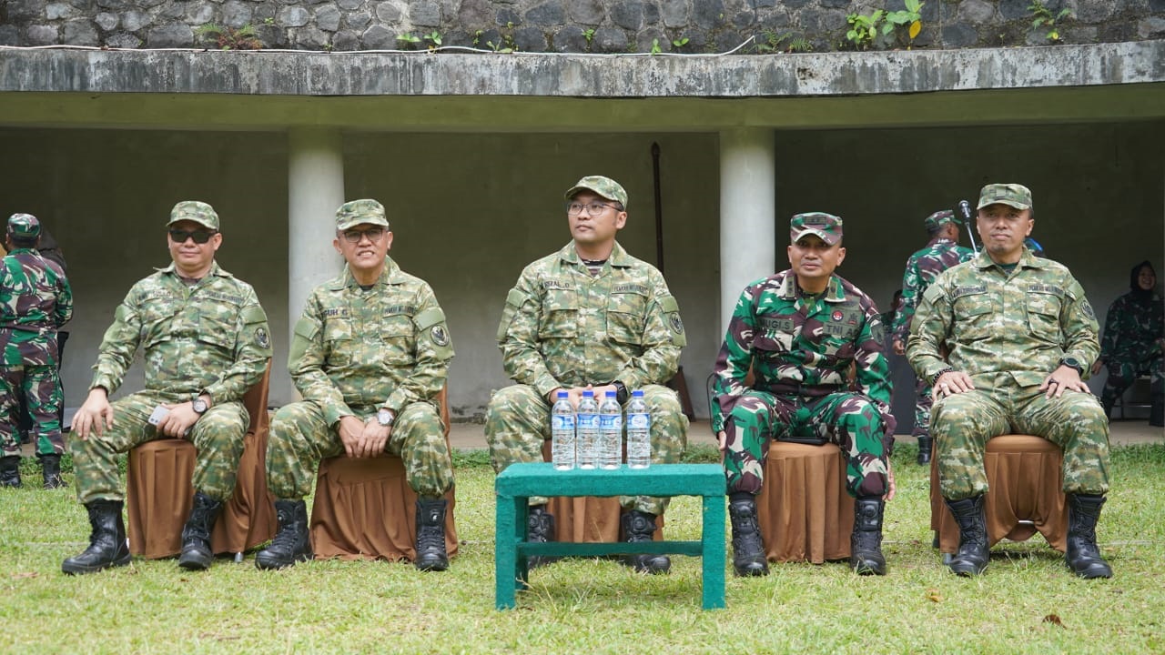 PEMBINAAN: Satpol PP Kabupaten Mojokerto saat menggelar retret untuk meningkatkan SDM personel.