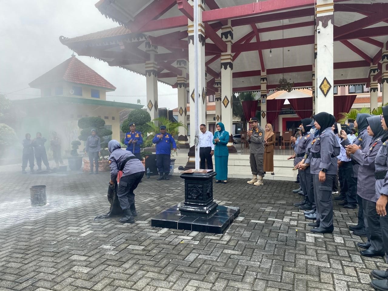 PELATIHAN: Satpol PP Kabupaten Mojokerto menggelar pelatihan pemadamaan kebakaran kepada satlinmas wanita untuk meningkatkan kapasitas SDM.