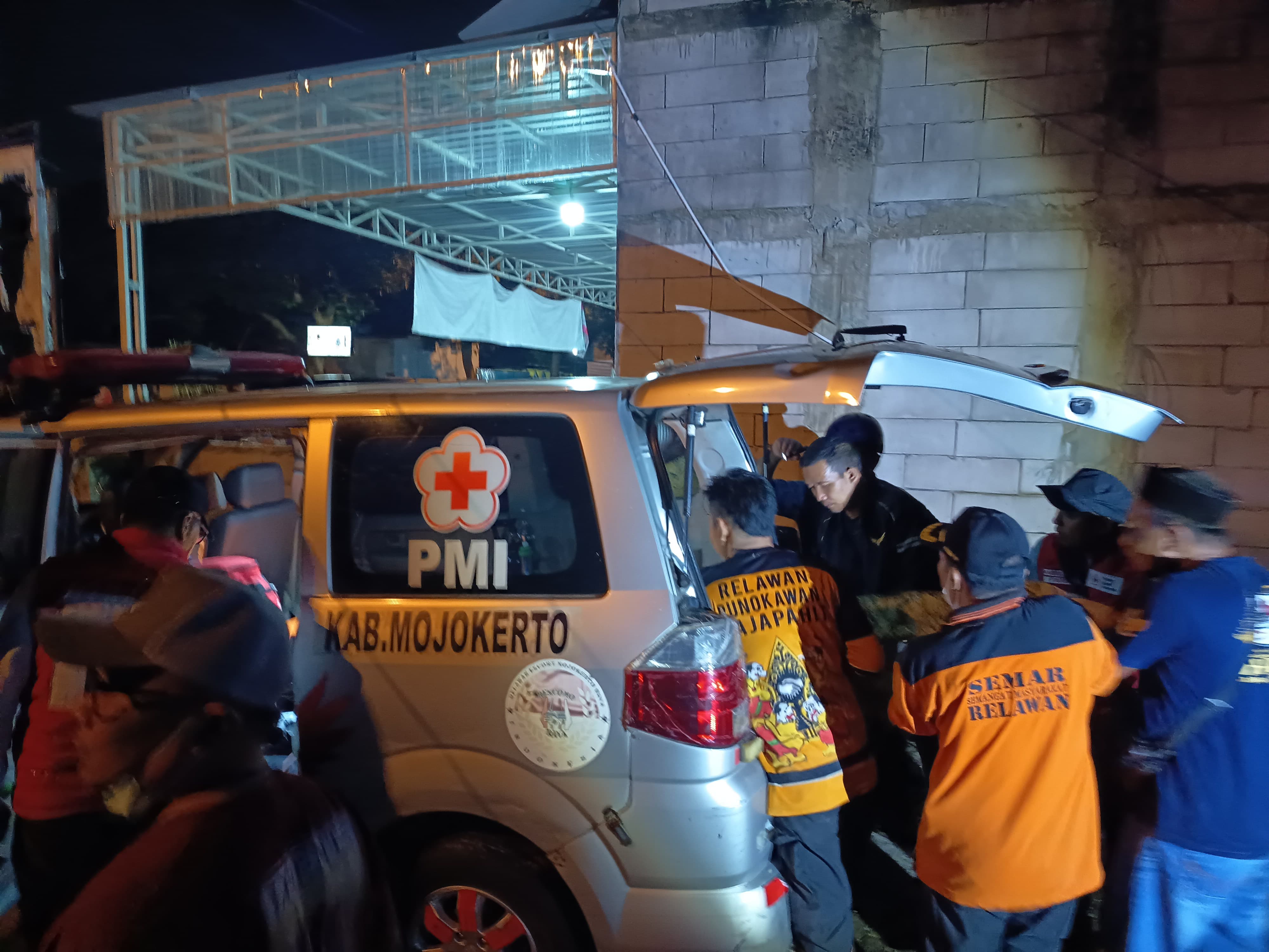 DIEVAKUASI: Jenazah Muhammad Fathoni, 23, yang diduga tewas akibat bunuh diri dibawa ambulans PMI Kabupaten Mojokerto untuk disemayamkan, Kamis (5/3).&nbsp;