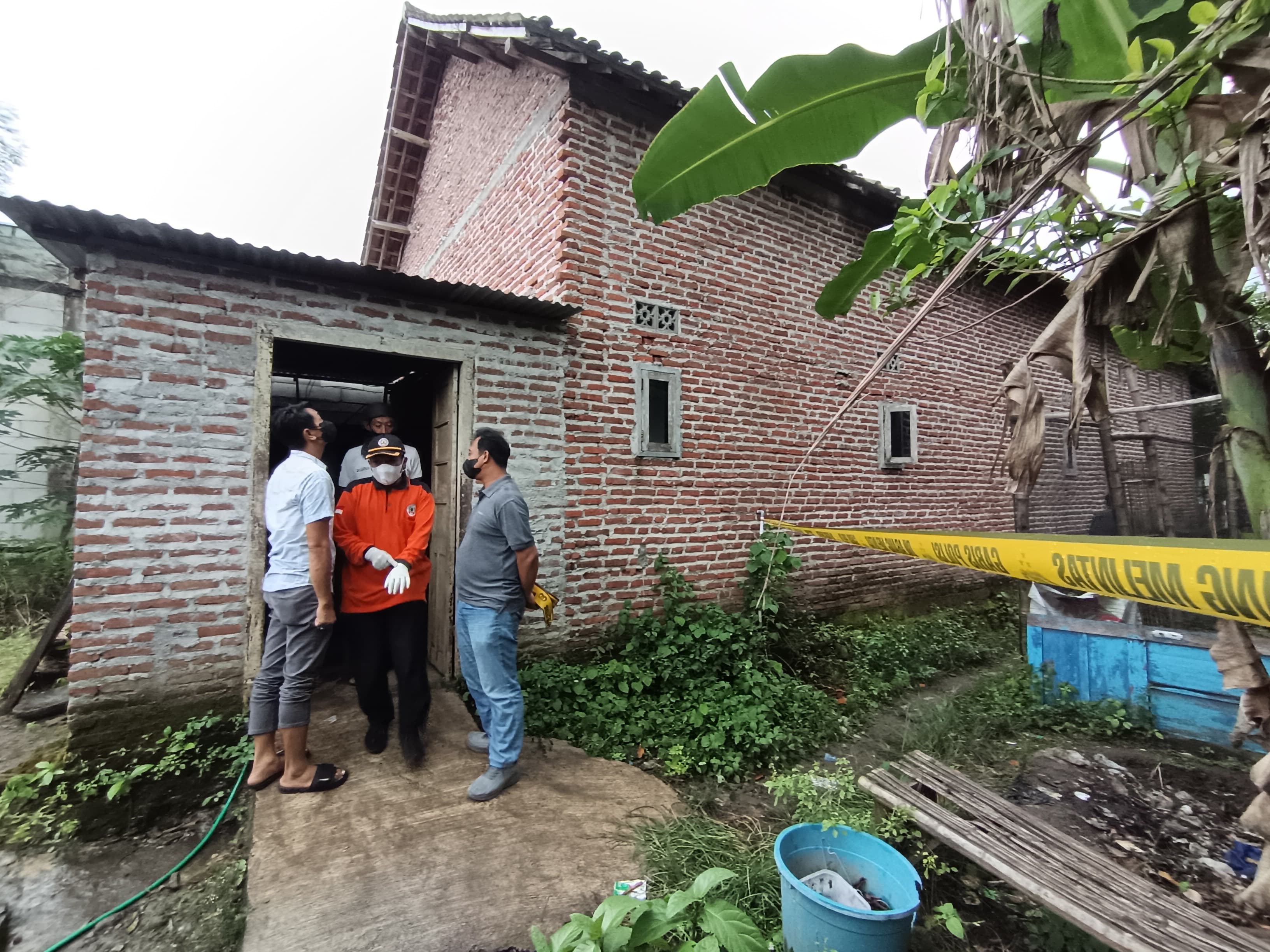 POLICE LINE: Petugas kepolisian dan PMI Kabupaten Mojokerto melakukan proses evakuasi jenazah yang ditemukan membusuk di dalam rumah di Desa Dinoyo, Kecamatan Jatirejo, Kamis (5/3).&nbsp;