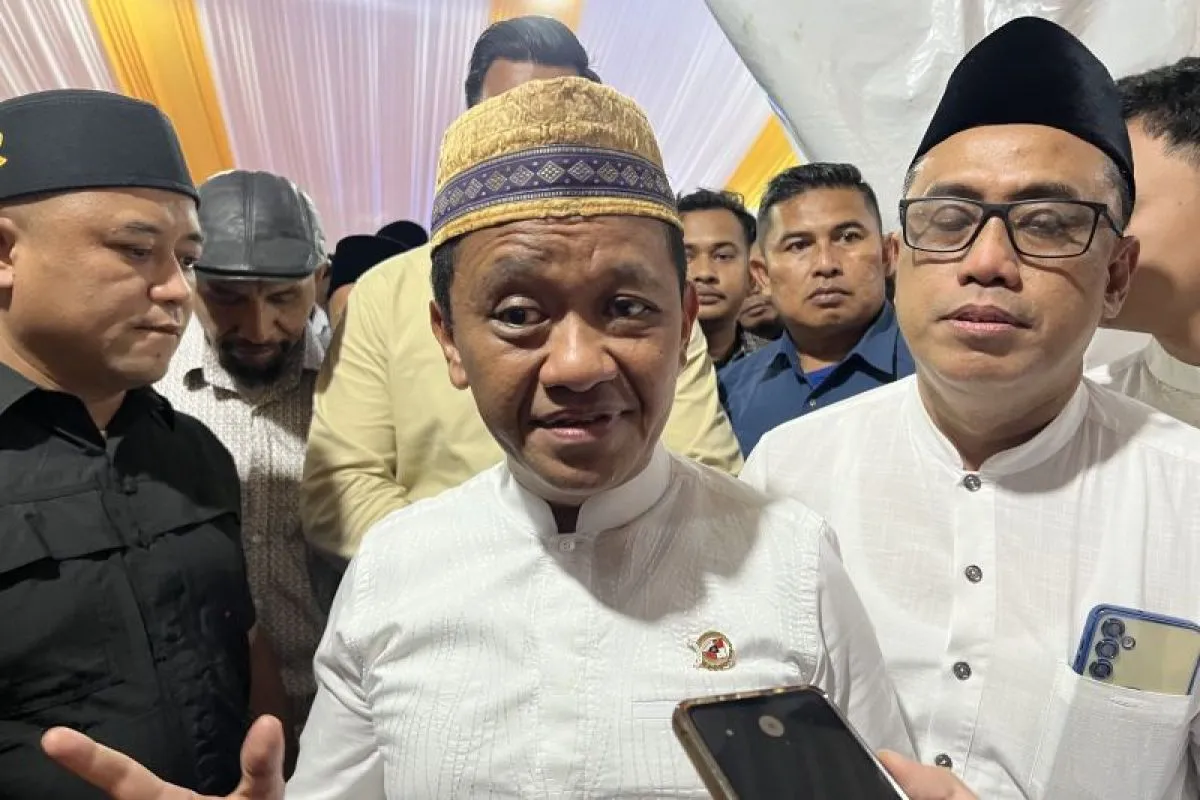 Menteri ESDM Bahlil Lahadalia memberikan keterangan kepada media di Kementerian ESDM, Jakarta, Rabu (432026).