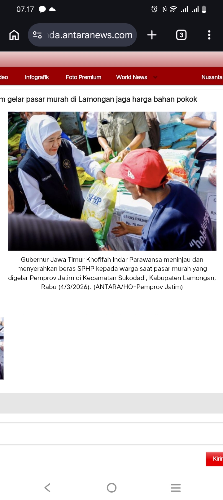 Gubernur Jatim Khofifah Indar Parawansa meninjau dan menyerahkan beras SPHP kepada warga saat pasar murah yang digelar Pemprov Jatim di Kecamatan Sukodadi, Kabupaten Lamongan, Rabu (4/3/2026). (Antara