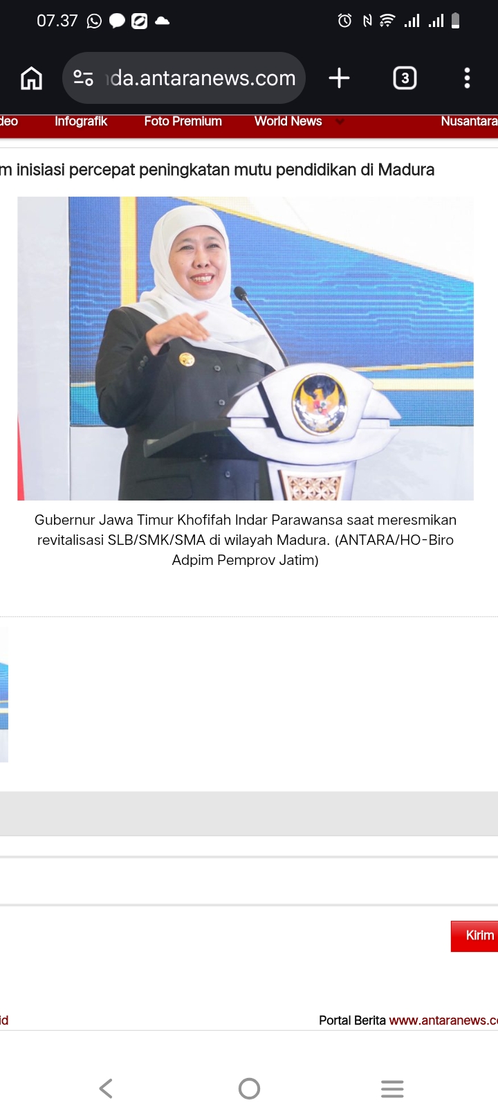 Gubernur Jawa Timur Khofifah Indar Parawansa saat meresmikan revitalisasi SLB/SMK/SMA di wilayah Madura. (ANTARA/HO-Biro Adpim Pemprov Jatim)