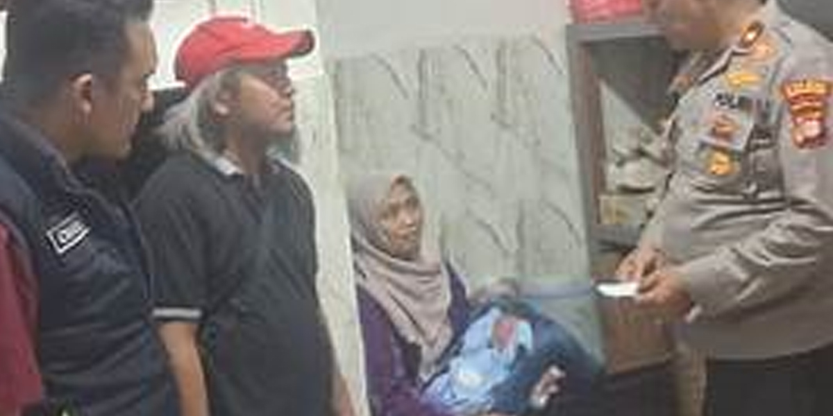 bayi perempuan ditemukan warga di dalam tas yang diletakkan di atas gerobak nasi uduk di kawasan Pejaten, Pasar Minggu, Jakarta Selatan