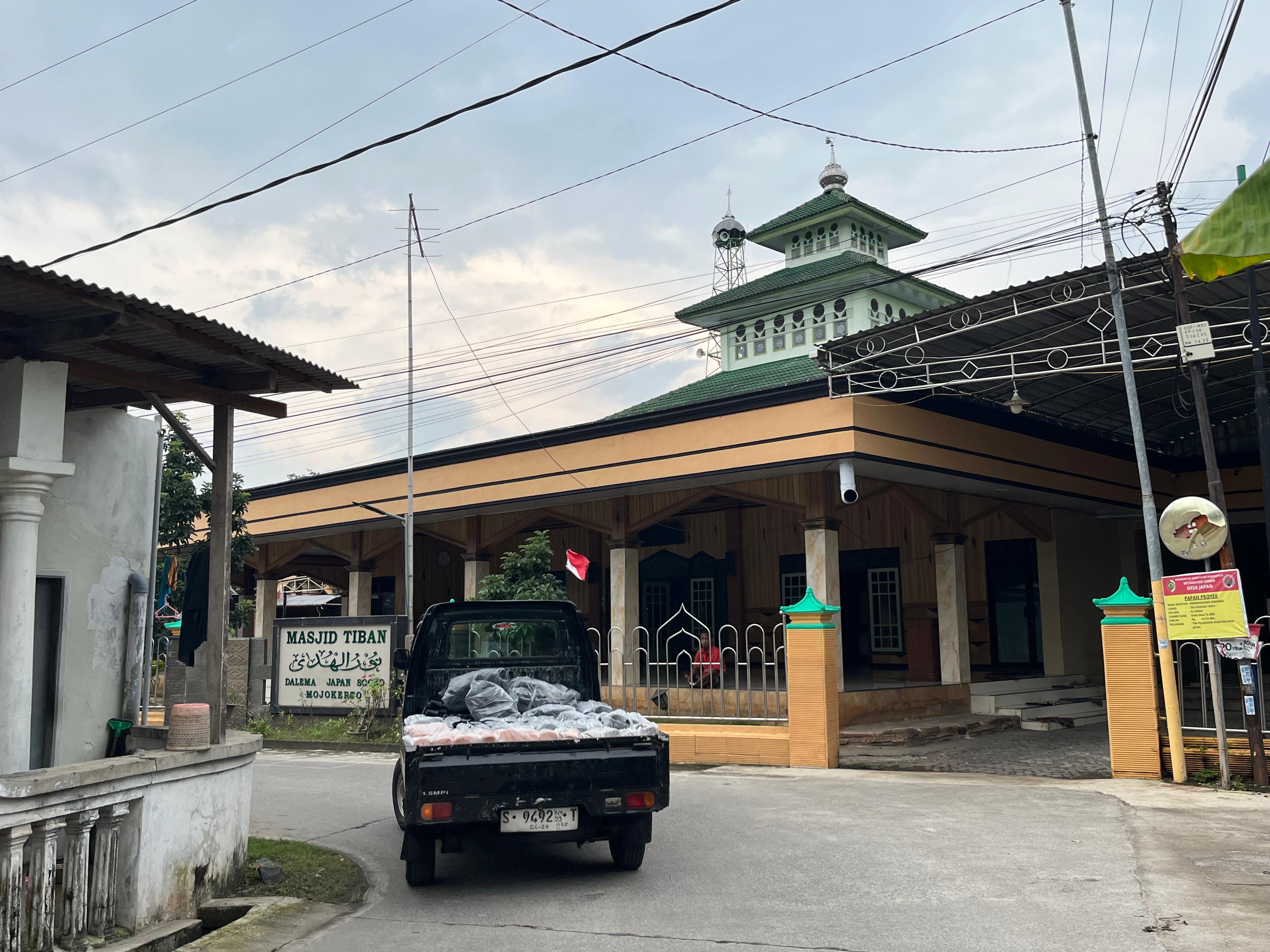 MASJID yang terletak di Dusun Daleman, Desa Japan, Kecamatan Sooko terkenal karena mitosnya yang tiba-tiba ada. Tepatnya berdiri sekitar abad ke-19 oleh tokoh spiritual bernama Mbah Jainul Kobar atau 