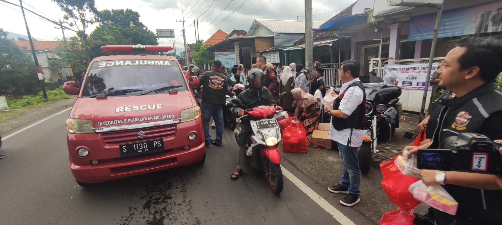 SERU: Anggota HDCI Mojokerto Raya berbagi takjil kepada pengguna lalu lintas.