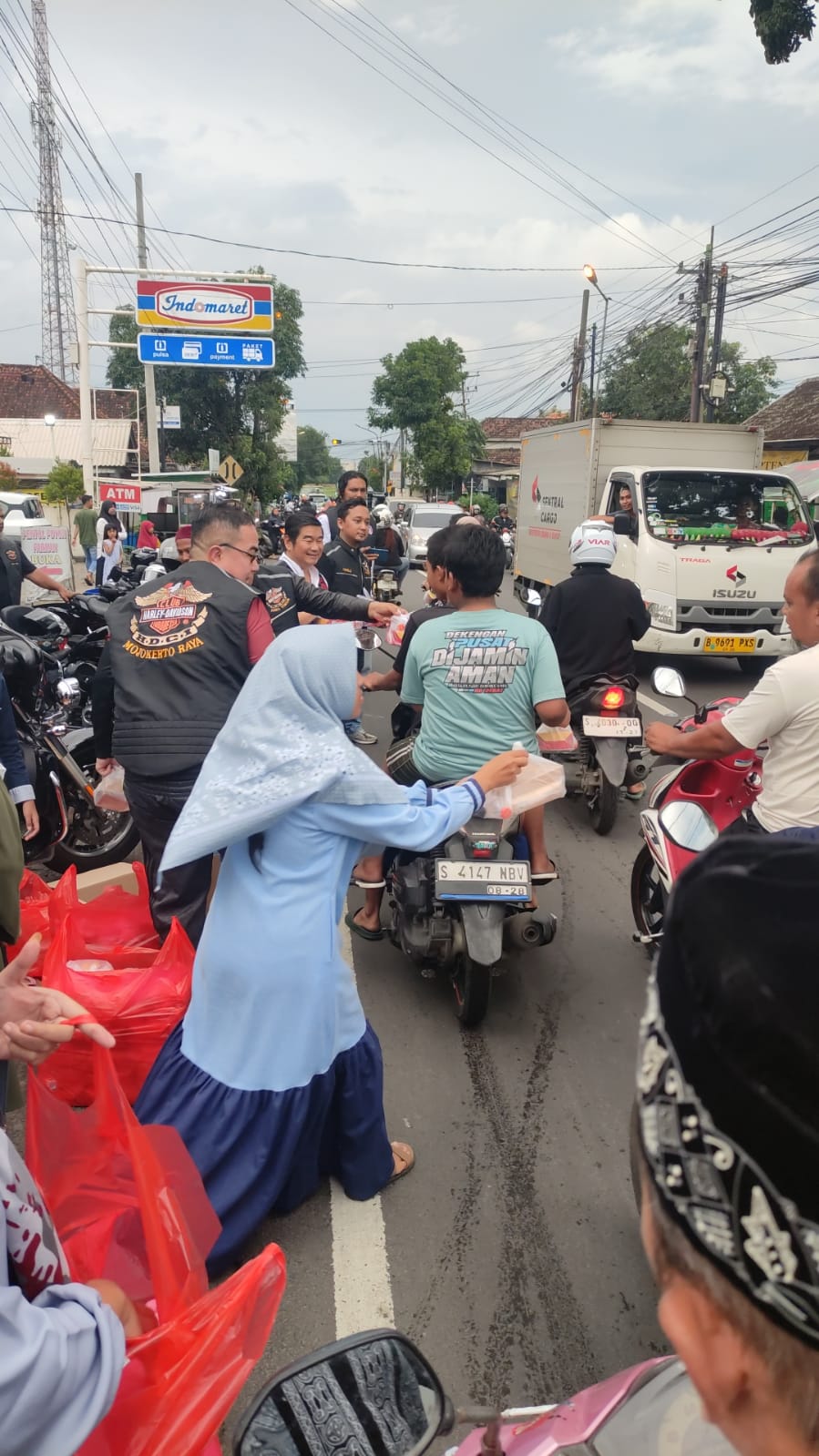 AKSI KEMANUSIAAN: Ribuan sajian takjil dibagikan kepada masyarakat hasil kepedulian anggota HDCI Mojokerto Raya.