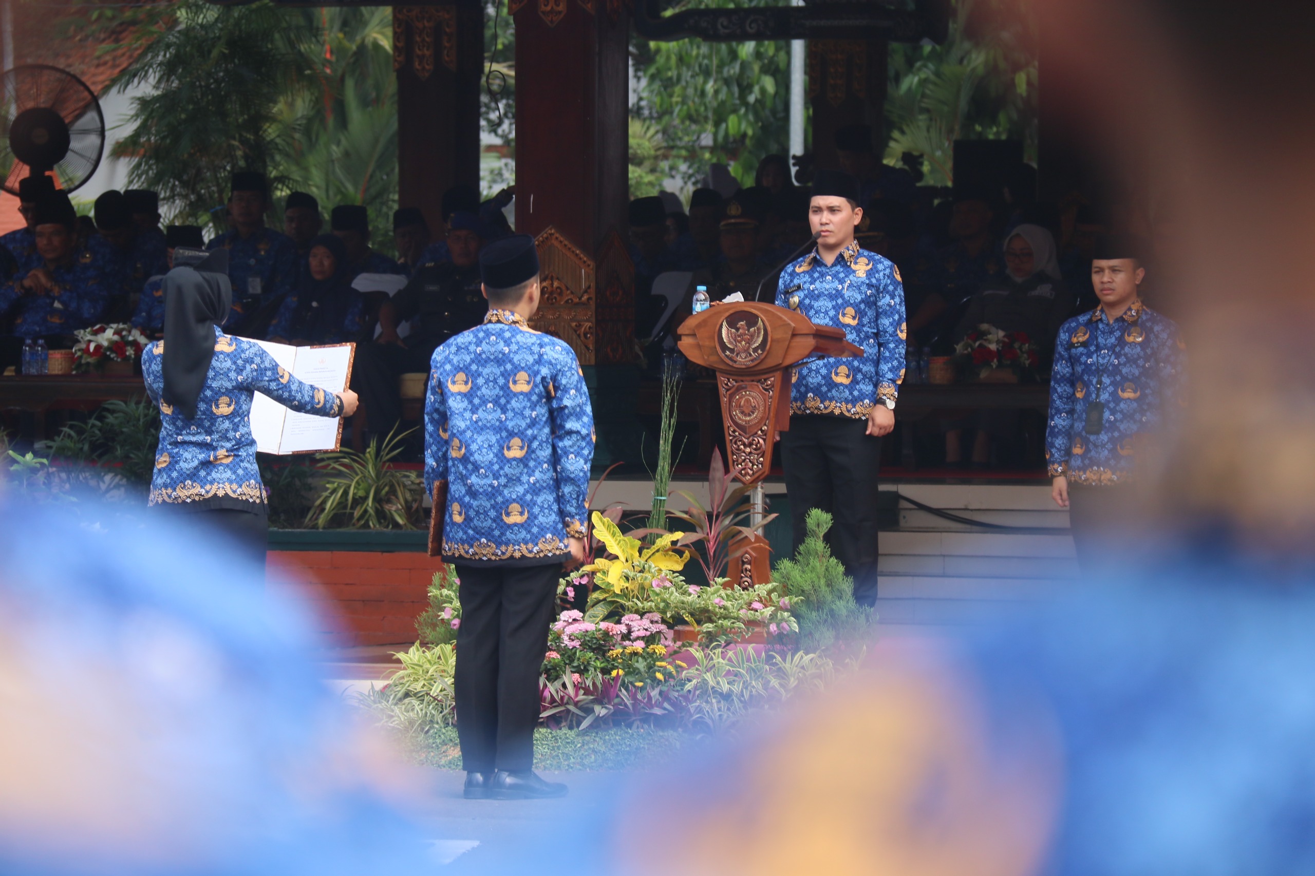 ANGIN SEGAR: Bupati Mojokerto Muhammad Albarraa memimpin upacara HUT ke-54 Korpri pada 29 November 2025 lalu. Tahun ini, pemkab mengalokasikan anggaran THR bagi ASN sebesar 35 miliar.  
