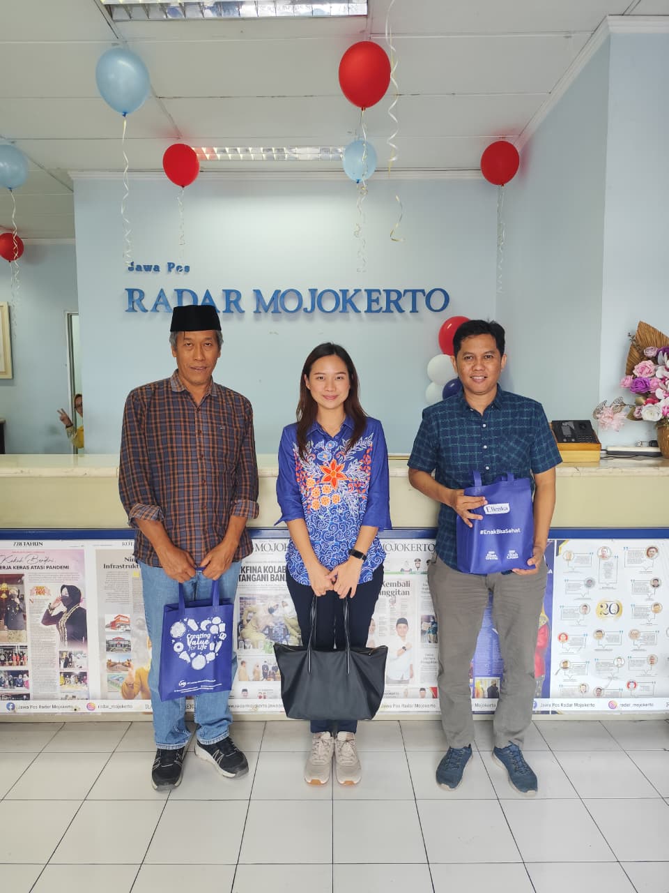 KOLABORASI: Perwakilan PT LNK memberikan suvenir kepada Direktur Jawa Pos Radar Mojokerto M. Nur Kholis dan Manajer Keuangan Niko Suseno, Rabu (4/3).  