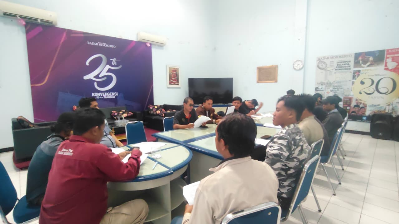 DUDUK BERSAMA: Panitia Festival Musik Patrol Ramadan bersama perwakilan tim kepesertaan berunding kesepakatan juknis lomba sekaligus mengundi nomor urut penampilan di aula Jawa Pos Radar Mojokerto, Ka