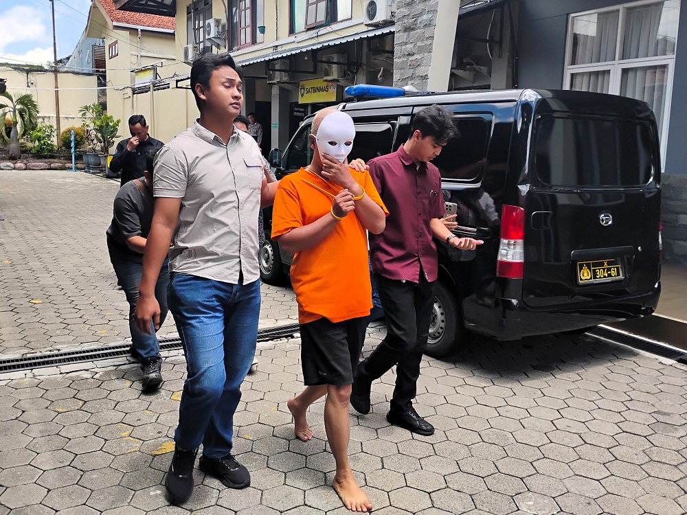 TAHANAN POLISI: EM dikeler petugas ke Mapolres Mojokerto Kota setelah sempat kabur ke Magetan.  