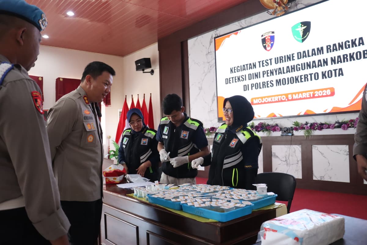 PENGAWASAN: Kapolres Mojokerto Kota AKBP Herdiawan Arifianto mengawasi langsung giat gaktibplin yang digelar di Aula Hayam Wuruk Polresta, kemarin (5/3).  